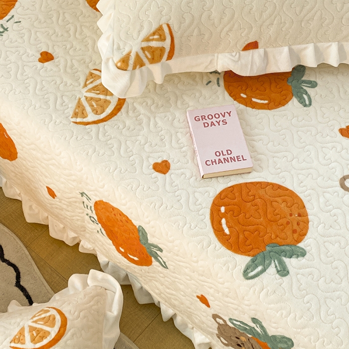 91家纺网 家纺一手货源 找家纺 沐辰家居2023新款牛奶绒印花床盖 MC橘子熊