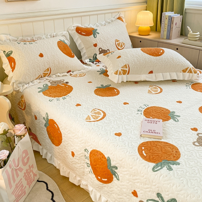 91家纺网 家纺一手货源 找家纺 沐辰家居2023新款牛奶绒印花床盖 MC橘子熊