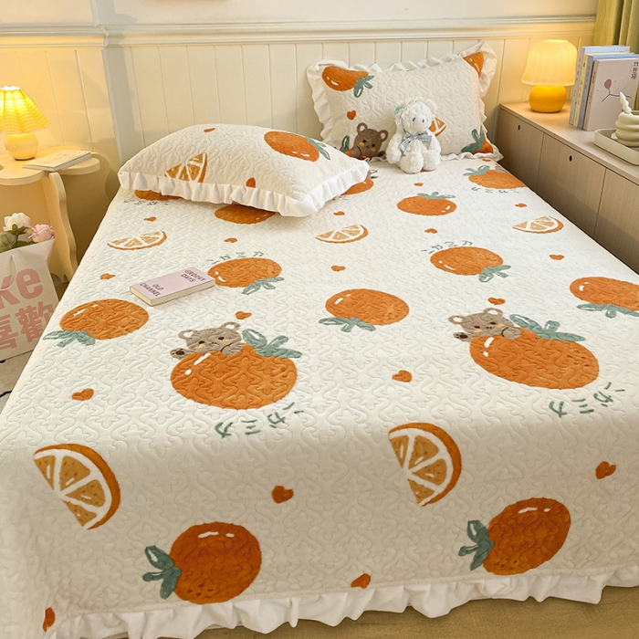 91家纺网 家纺一手货源 找家纺 沐辰家居2023新款牛奶绒印花床盖 MC橘子熊
