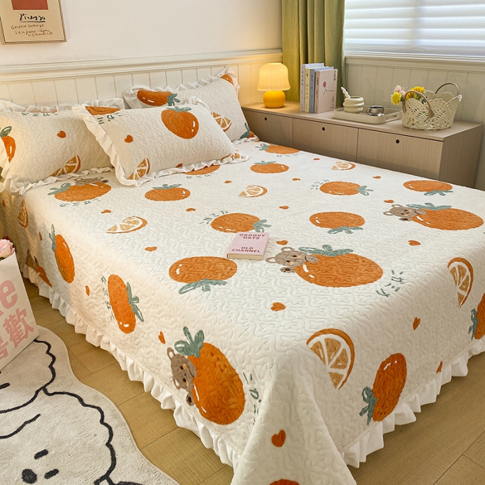 91家纺网 家纺一手货源 找家纺 沐辰家居2023新款牛奶绒印花床盖 MC橘子熊