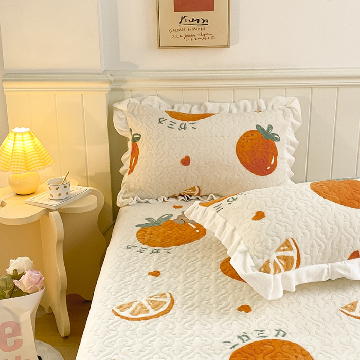91家纺网 家纺一手货源 找家纺 沐辰家居2023新款牛奶绒印花床盖 MC橘子熊