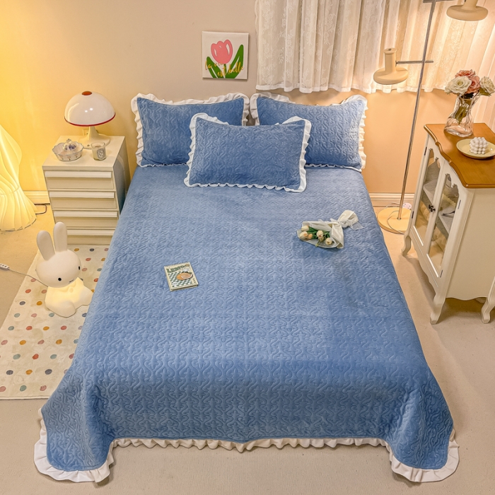 91家纺网 家纺一手货源 找家纺 沐辰家居2023新款牛奶绒印花床盖 天空蓝