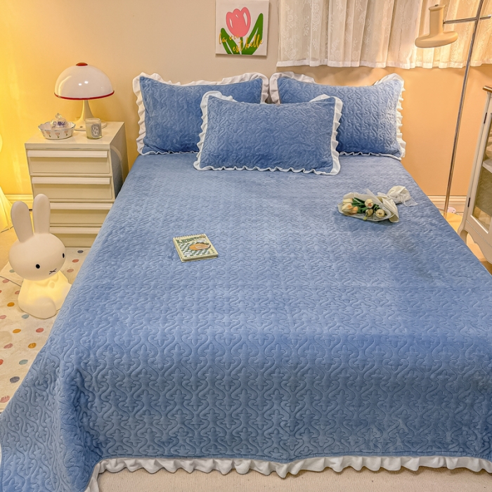 91家纺网 家纺一手货源 找家纺 沐辰家居2023新款牛奶绒印花床盖 天空蓝