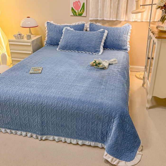 91家纺网 家纺一手货源 找家纺 沐辰家居2023新款牛奶绒印花床盖 天空蓝