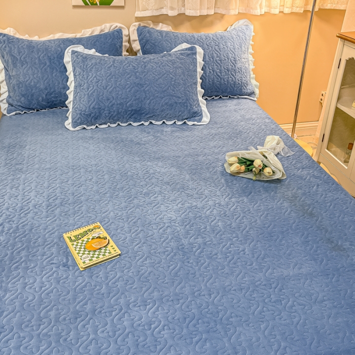91家纺网 家纺一手货源 找家纺 沐辰家居2023新款牛奶绒印花床盖 天空蓝