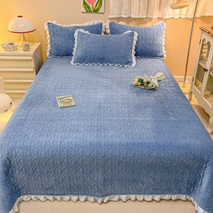 91家纺网 家纺一手货源 找家纺 沐辰家居2023新款牛奶绒印花床盖 天空蓝