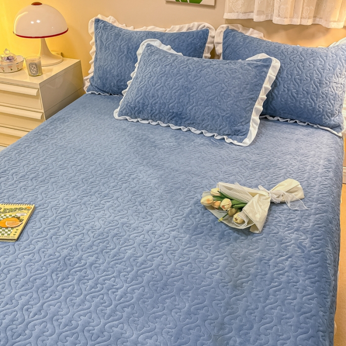 91家纺网 家纺一手货源 找家纺 沐辰家居2023新款牛奶绒印花床盖 天空蓝