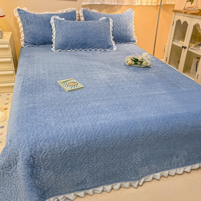 91家纺网 家纺一手货源 找家纺 沐辰家居2023新款牛奶绒印花床盖 天空蓝