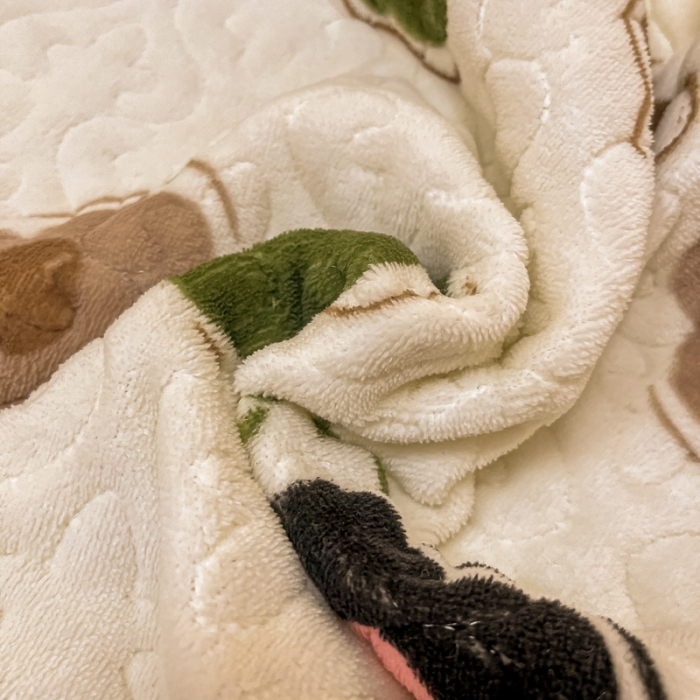 91家纺网 家纺一手货源 找家纺 沐辰家居2023新款牛奶绒印花床盖 绿意盎然