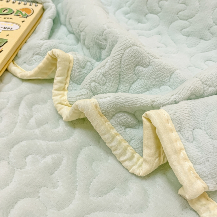 91家纺网 家纺一手货源 找家纺 沐辰家居2023新款牛奶绒印花床盖 薄荷绿