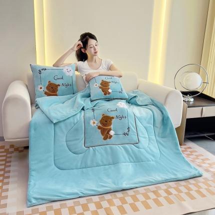 91家纺网 家纺一手货源 找家纺 （总）阳光依佰抱枕被 2023新款牛奶绒多功能贴布绣抱枕被-顽皮熊