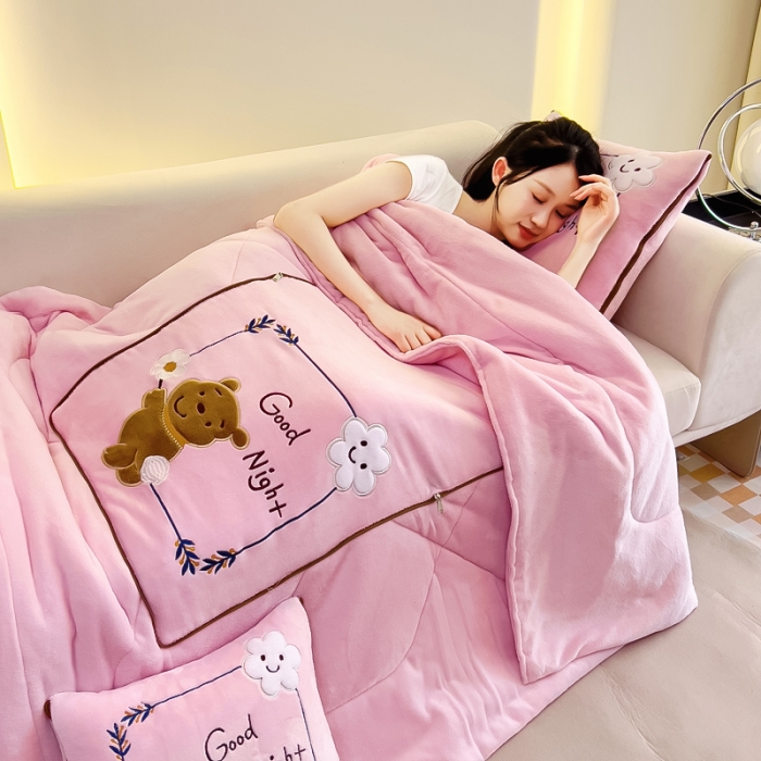 91家纺网 家纺一手货源 找家纺 阳光依佰抱枕被 2023新款牛奶绒多功能贴布绣抱枕被-顽皮熊 粉玉