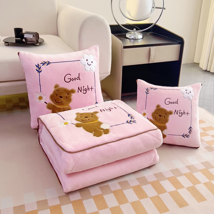 91家纺网 家纺一手货源 找家纺 阳光依佰抱枕被 2023新款牛奶绒多功能贴布绣抱枕被-顽皮熊 粉玉