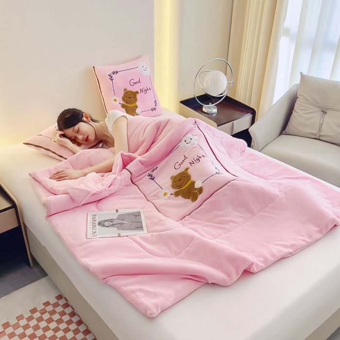 91家纺网 家纺一手货源 找家纺 阳光依佰抱枕被 2023新款牛奶绒多功能贴布绣抱枕被-顽皮熊 粉玉