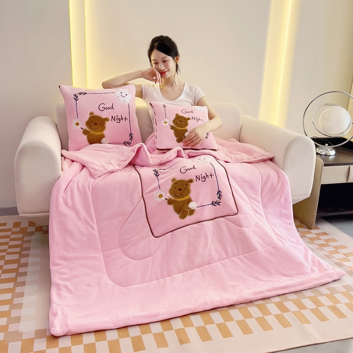 91家纺网 家纺一手货源 找家纺 阳光依佰抱枕被 2023新款牛奶绒多功能贴布绣抱枕被-顽皮熊 粉玉