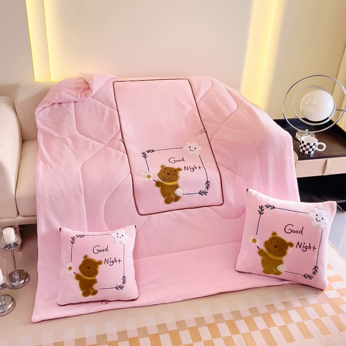 91家纺网 家纺一手货源 找家纺 阳光依佰抱枕被 2023新款牛奶绒多功能贴布绣抱枕被-顽皮熊 粉玉