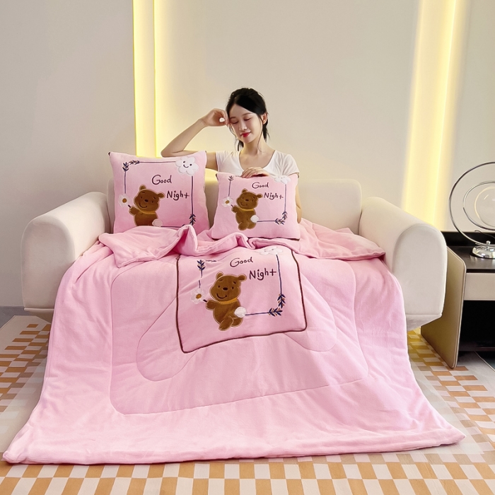 91家纺网 家纺一手货源 找家纺 阳光依佰抱枕被 2023新款牛奶绒多功能贴布绣抱枕被-顽皮熊 粉玉