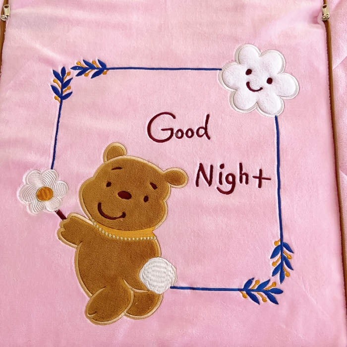 91家纺网 家纺一手货源 找家纺 阳光依佰抱枕被 2023新款牛奶绒多功能贴布绣抱枕被-顽皮熊 粉玉