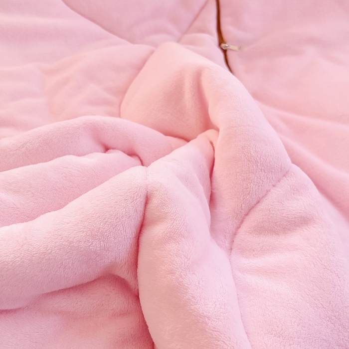 91家纺网 家纺一手货源 找家纺 阳光依佰抱枕被 2023新款牛奶绒多功能贴布绣抱枕被-顽皮熊 粉玉