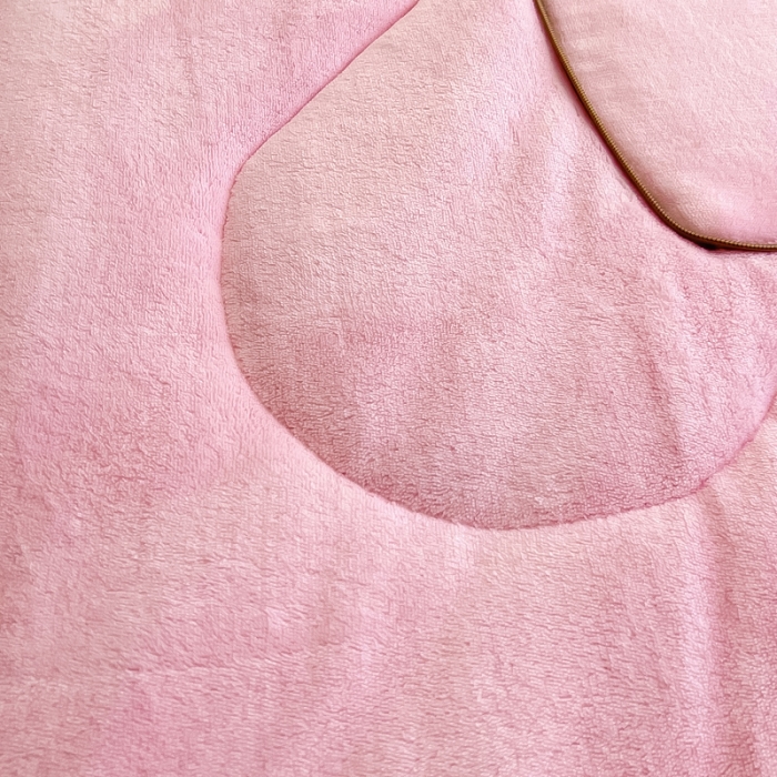 91家纺网 家纺一手货源 找家纺 阳光依佰抱枕被 2023新款牛奶绒多功能贴布绣抱枕被-顽皮熊 粉玉