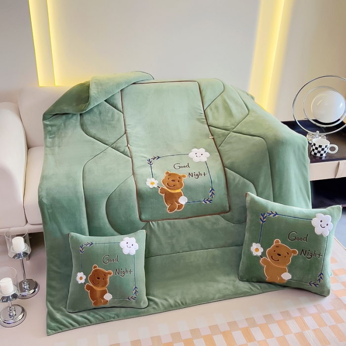 91家纺网 家纺一手货源 找家纺 阳光依佰抱枕被 2023新款牛奶绒多功能贴布绣抱枕被-顽皮熊 墨绿
