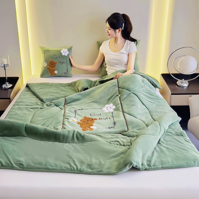 91家纺网 家纺一手货源 找家纺 阳光依佰抱枕被 2023新款牛奶绒多功能贴布绣抱枕被-顽皮熊 墨绿