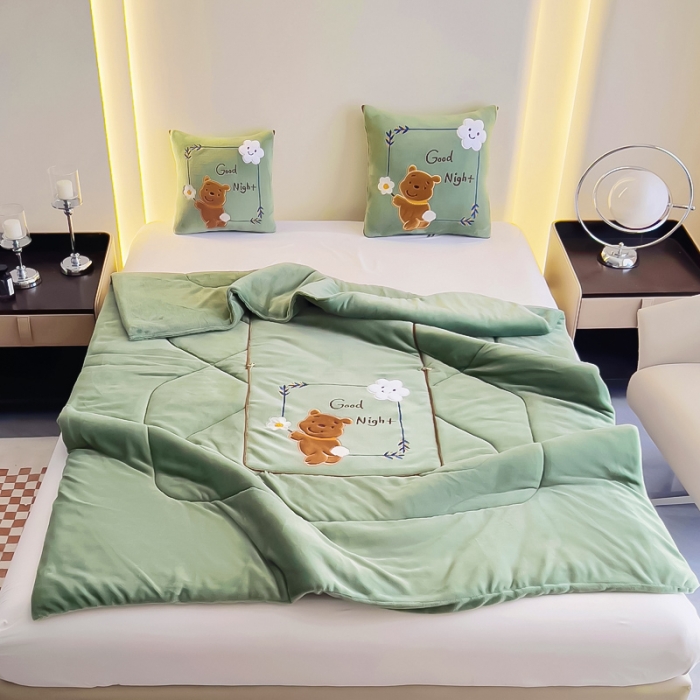 91家纺网 家纺一手货源 找家纺 阳光依佰抱枕被 2023新款牛奶绒多功能贴布绣抱枕被-顽皮熊 墨绿