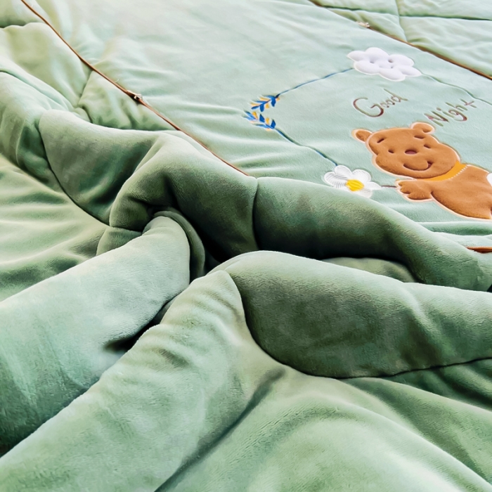 91家纺网 家纺一手货源 找家纺 阳光依佰抱枕被 2023新款牛奶绒多功能贴布绣抱枕被-顽皮熊 墨绿