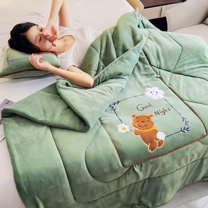 91家纺网 家纺一手货源 找家纺 阳光依佰抱枕被 2023新款牛奶绒多功能贴布绣抱枕被-顽皮熊 墨绿