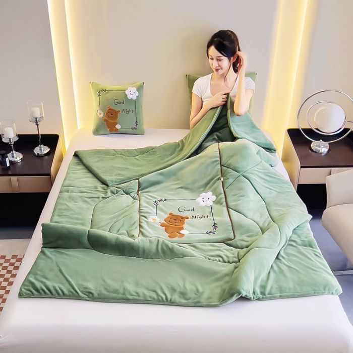 91家纺网 家纺一手货源 找家纺 阳光依佰抱枕被 2023新款牛奶绒多功能贴布绣抱枕被-顽皮熊 墨绿