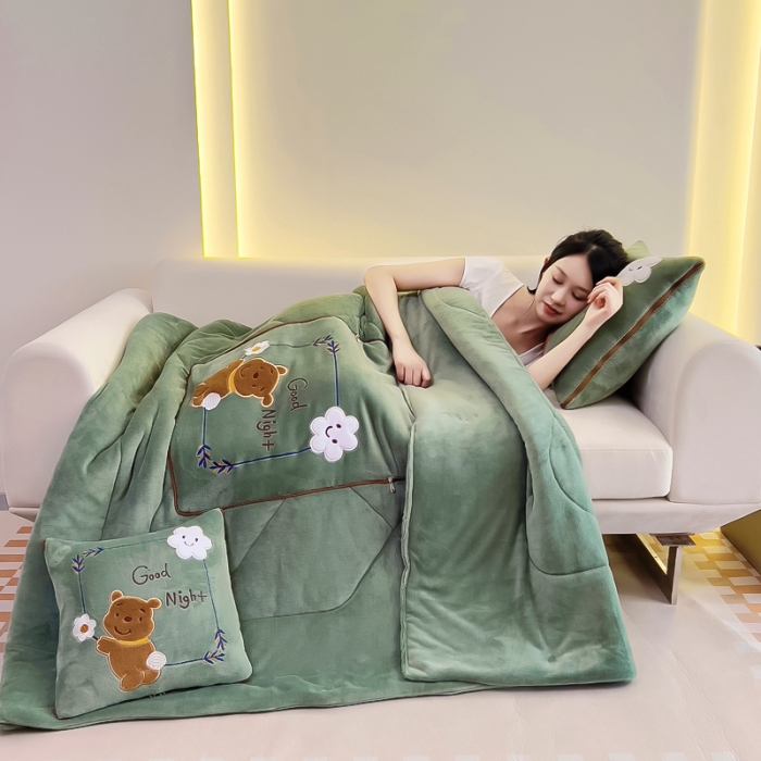 91家纺网 家纺一手货源 找家纺 阳光依佰抱枕被 2023新款牛奶绒多功能贴布绣抱枕被-顽皮熊 墨绿