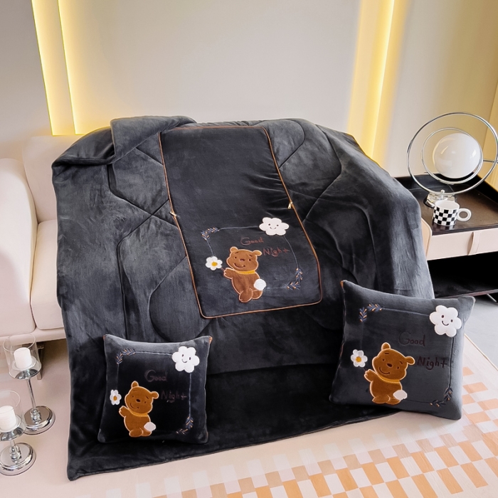 91家纺网 家纺一手货源 找家纺 阳光依佰抱枕被 2023新款牛奶绒多功能贴布绣抱枕被-顽皮熊 深灰