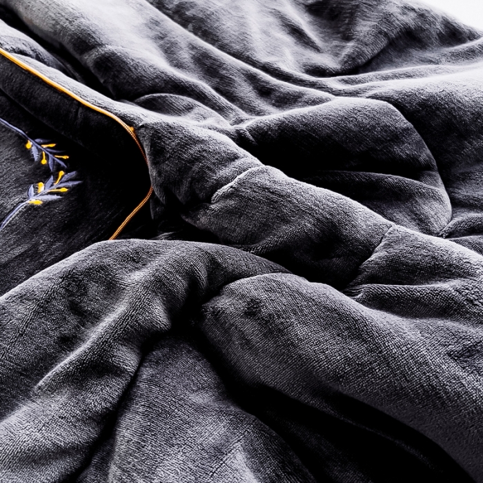 91家纺网 家纺一手货源 找家纺 阳光依佰抱枕被 2023新款牛奶绒多功能贴布绣抱枕被-顽皮熊 深灰