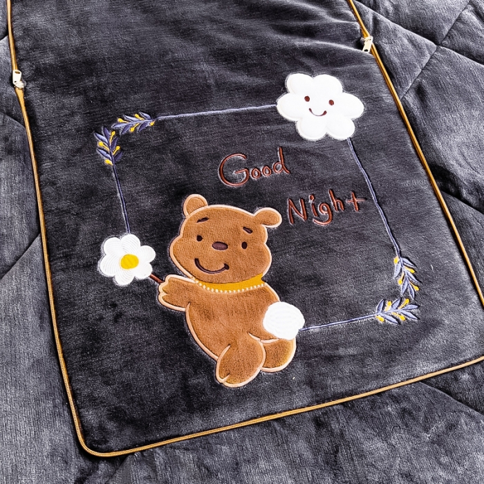 91家纺网 家纺一手货源 找家纺 阳光依佰抱枕被 2023新款牛奶绒多功能贴布绣抱枕被-顽皮熊 深灰