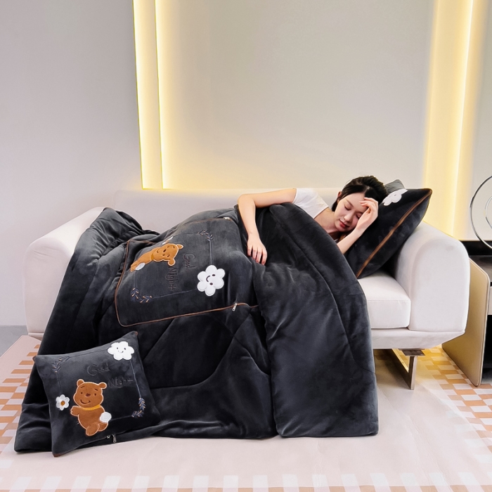 91家纺网 家纺一手货源 找家纺 阳光依佰抱枕被 2023新款牛奶绒多功能贴布绣抱枕被-顽皮熊 深灰