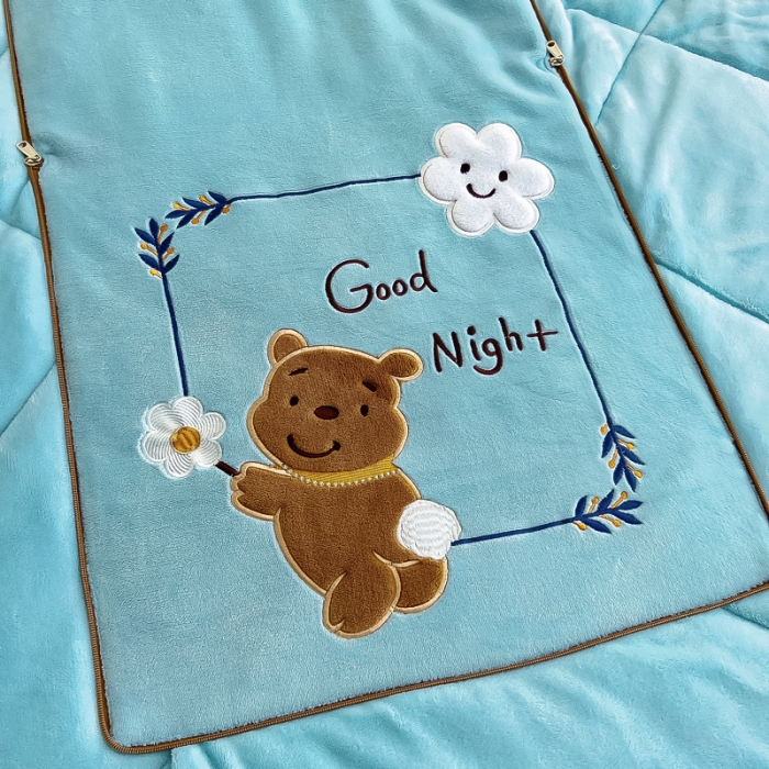 91家纺网 家纺一手货源 找家纺 阳光依佰抱枕被 2023新款牛奶绒多功能贴布绣抱枕被-顽皮熊 天蓝