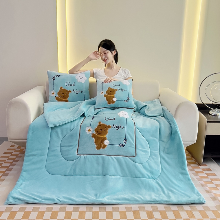 91家纺网 家纺一手货源 找家纺 阳光依佰抱枕被 2023新款牛奶绒多功能贴布绣抱枕被-顽皮熊 天蓝