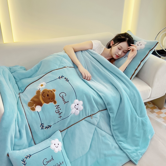 91家纺网 家纺一手货源 找家纺 阳光依佰抱枕被 2023新款牛奶绒多功能贴布绣抱枕被-顽皮熊 天蓝