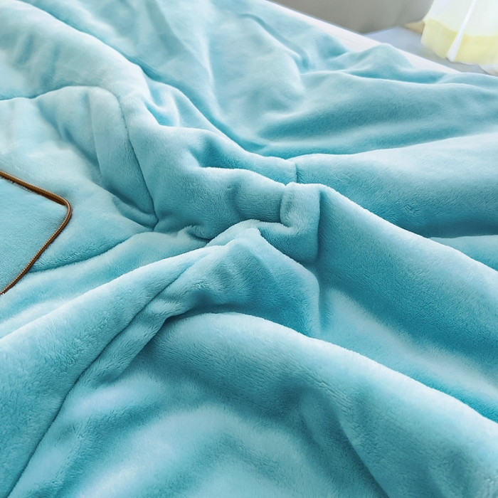 91家纺网 家纺一手货源 找家纺 阳光依佰抱枕被 2023新款牛奶绒多功能贴布绣抱枕被-顽皮熊 天蓝