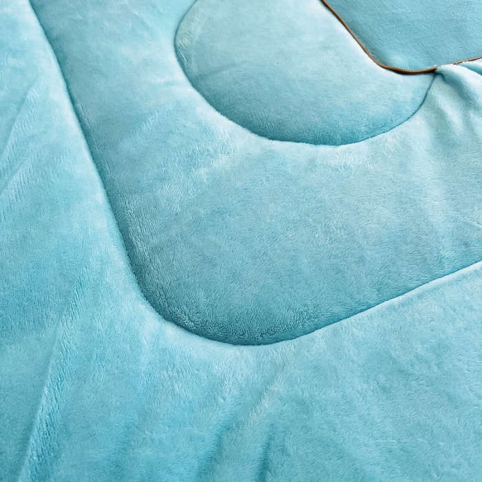 91家纺网 家纺一手货源 找家纺 阳光依佰抱枕被 2023新款牛奶绒多功能贴布绣抱枕被-顽皮熊 天蓝