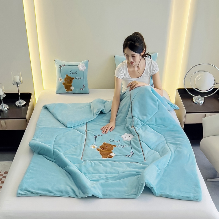 91家纺网 家纺一手货源 找家纺 阳光依佰抱枕被 2023新款牛奶绒多功能贴布绣抱枕被-顽皮熊 天蓝