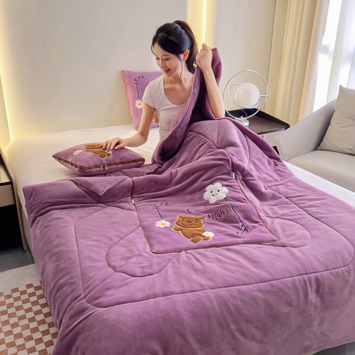 91家纺网 家纺一手货源 找家纺 阳光依佰抱枕被 2023新款牛奶绒多功能贴布绣抱枕被-顽皮熊 紫色