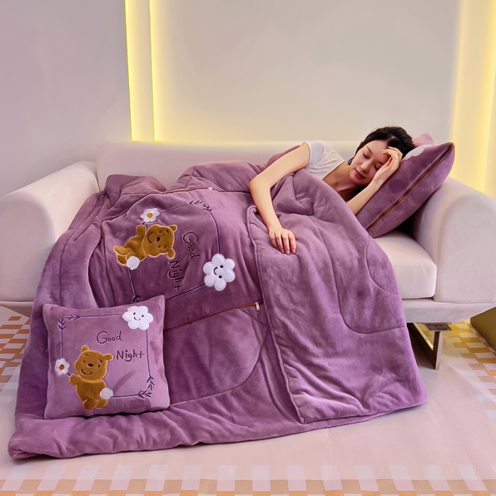 91家纺网 家纺一手货源 找家纺 阳光依佰抱枕被 2023新款牛奶绒多功能贴布绣抱枕被-顽皮熊 紫色