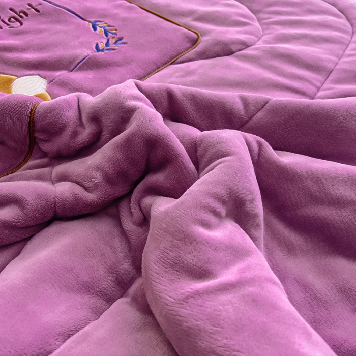 91家纺网 家纺一手货源 找家纺 阳光依佰抱枕被 2023新款牛奶绒多功能贴布绣抱枕被-顽皮熊 紫色