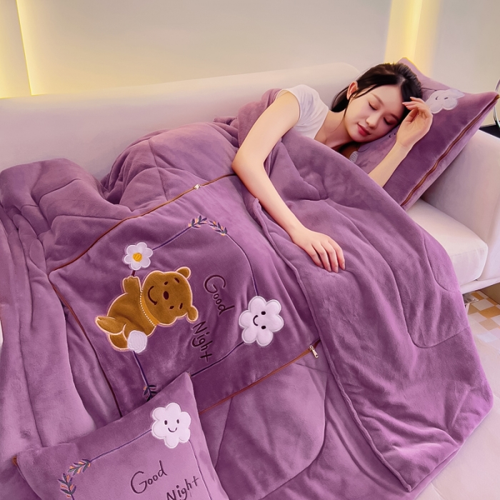 91家纺网 家纺一手货源 找家纺 阳光依佰抱枕被 2023新款牛奶绒多功能贴布绣抱枕被-顽皮熊 紫色