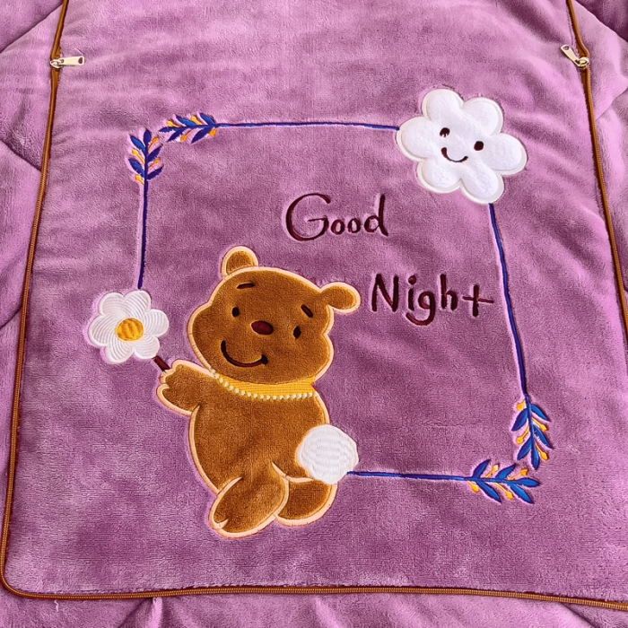 91家纺网 家纺一手货源 找家纺 阳光依佰抱枕被 2023新款牛奶绒多功能贴布绣抱枕被-顽皮熊 紫色