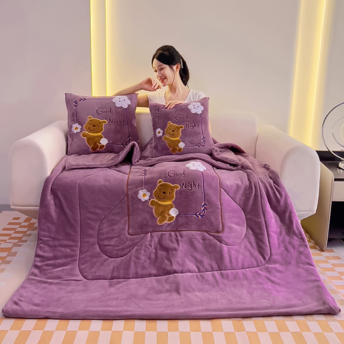91家纺网 家纺一手货源 找家纺 阳光依佰抱枕被 2023新款牛奶绒多功能贴布绣抱枕被-顽皮熊 紫色