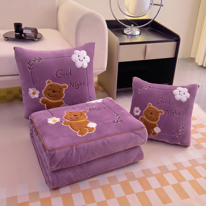 91家纺网 家纺一手货源 找家纺 阳光依佰抱枕被 2023新款牛奶绒多功能贴布绣抱枕被-顽皮熊 紫色