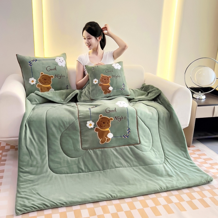 91家纺网 家纺一手货源 找家纺 阳光依佰抱枕被 2023新款牛奶绒多功能贴布绣抱枕被-顽皮熊 墨绿
