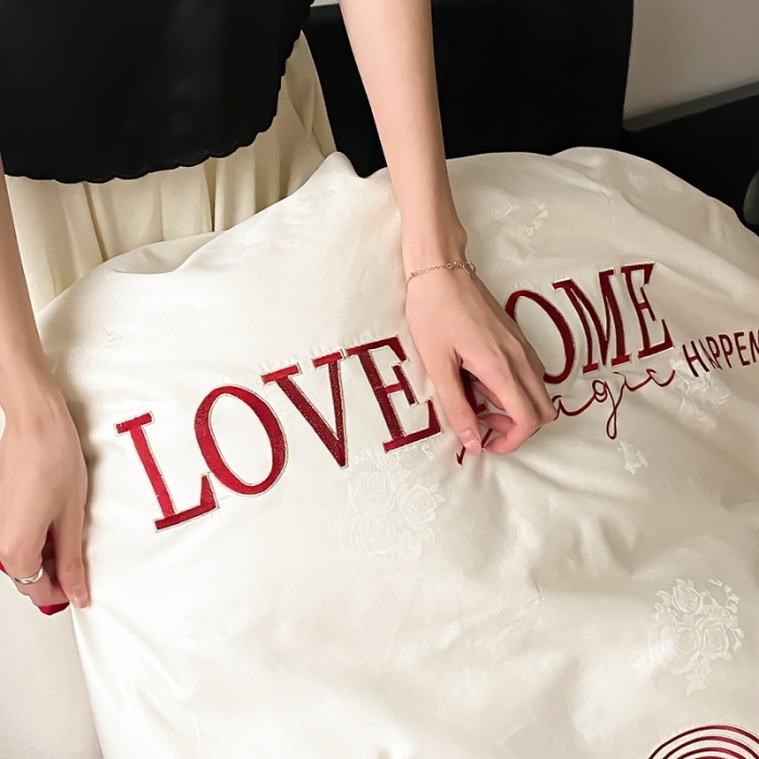 91家纺网 家纺一手货源 找家纺 用心 2023新款长绒棉提花高端刺绣家居婚庆四件套 爱的小屋